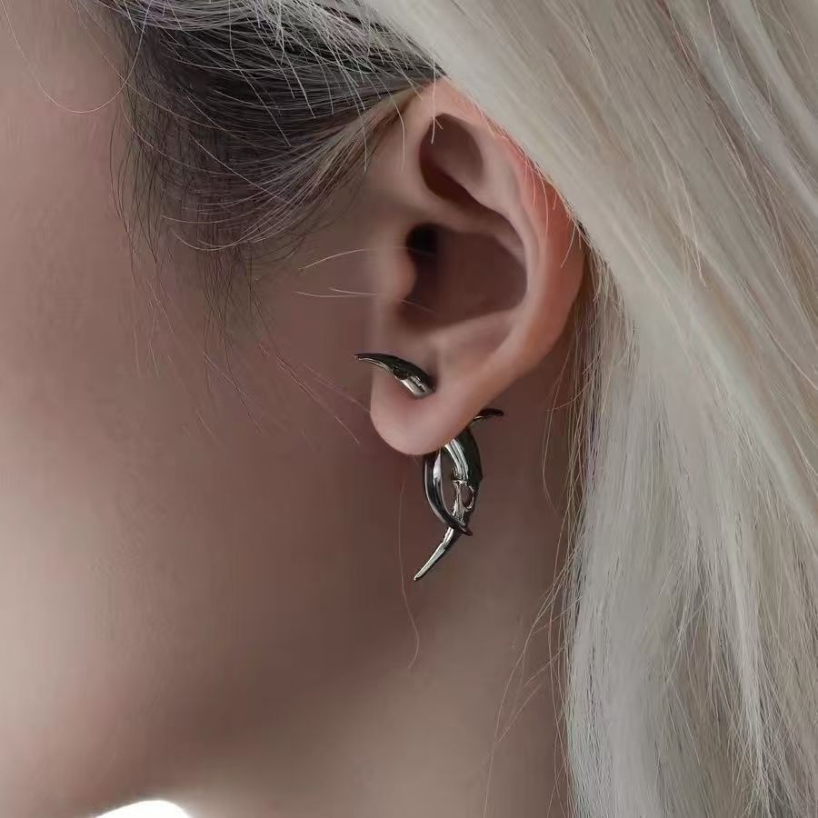 Wholesale personality simple two-color piercing earrings small sweet cool wind geometric earrings irregular crescent ear pins